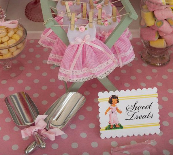 Paper Doll Scallop Buffet & Party Signs